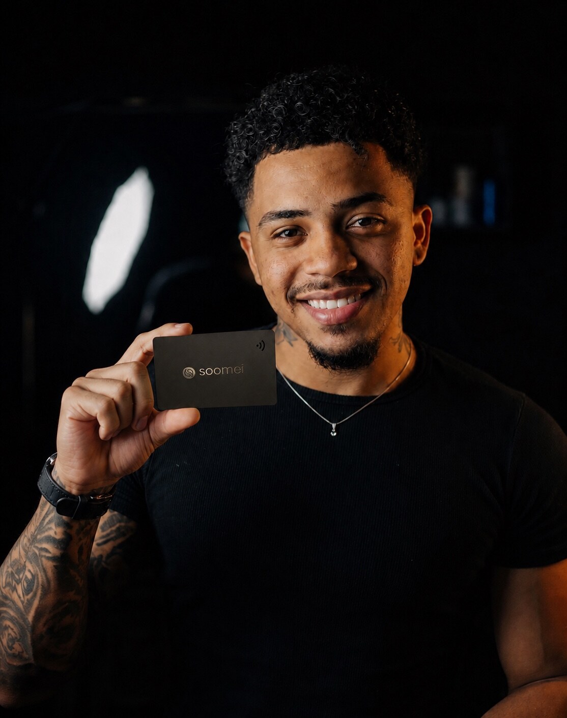 Empreendedor apresentando o cartão NFC SOOMEI